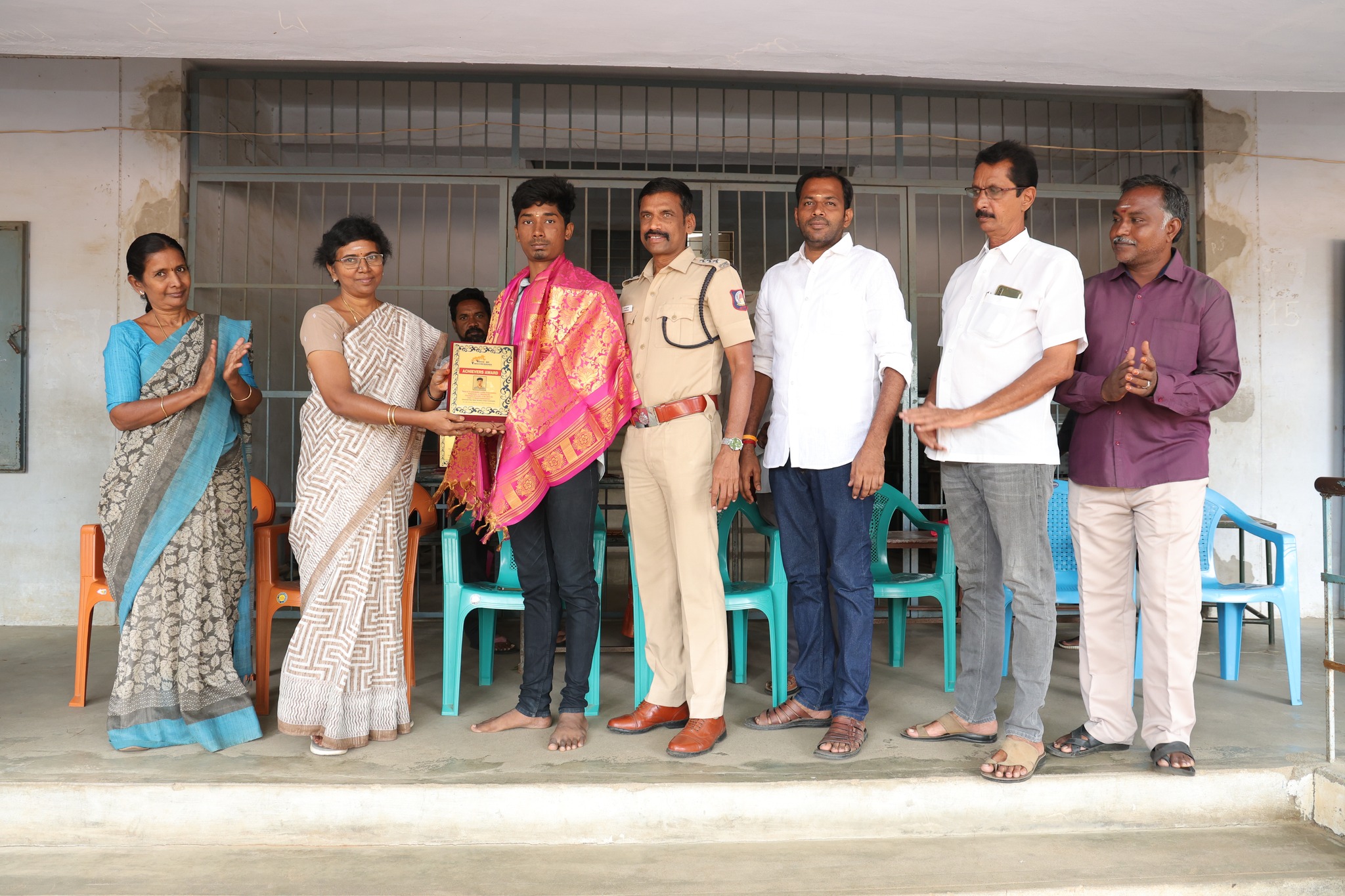 பன்னிரெண்டாம் வகுப்பு பொதுத்தேர்வில் முதல் மூன்று இடங்கள் பிடித்த திருச்செங்கோடு  மாணவர்களை கௌரவிக்கும் விதமாக அவர்களுக்கு விருது  வழங்கப்பட்டது