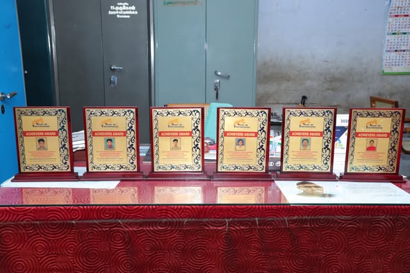 பன்னிரெண்டாம் வகுப்பு பொதுத்தேர்வில் முதல் மூன்று இடங்கள் பிடித்த திருச்செங்கோடு  மாணவர்களை கௌரவிக்கும் விதமாக அவர்களுக்கு விருது  வழங்கப்பட்டது