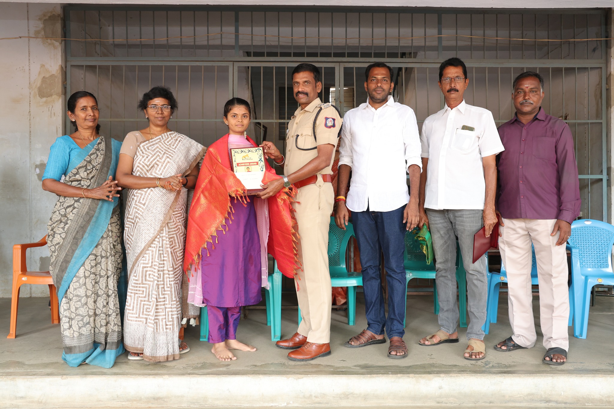 பன்னிரெண்டாம் வகுப்பு பொதுத்தேர்வில் முதல் மூன்று இடங்கள் பிடித்த திருச்செங்கோடு  மாணவர்களை கௌரவிக்கும் விதமாக அவர்களுக்கு விருது  வழங்கப்பட்டது