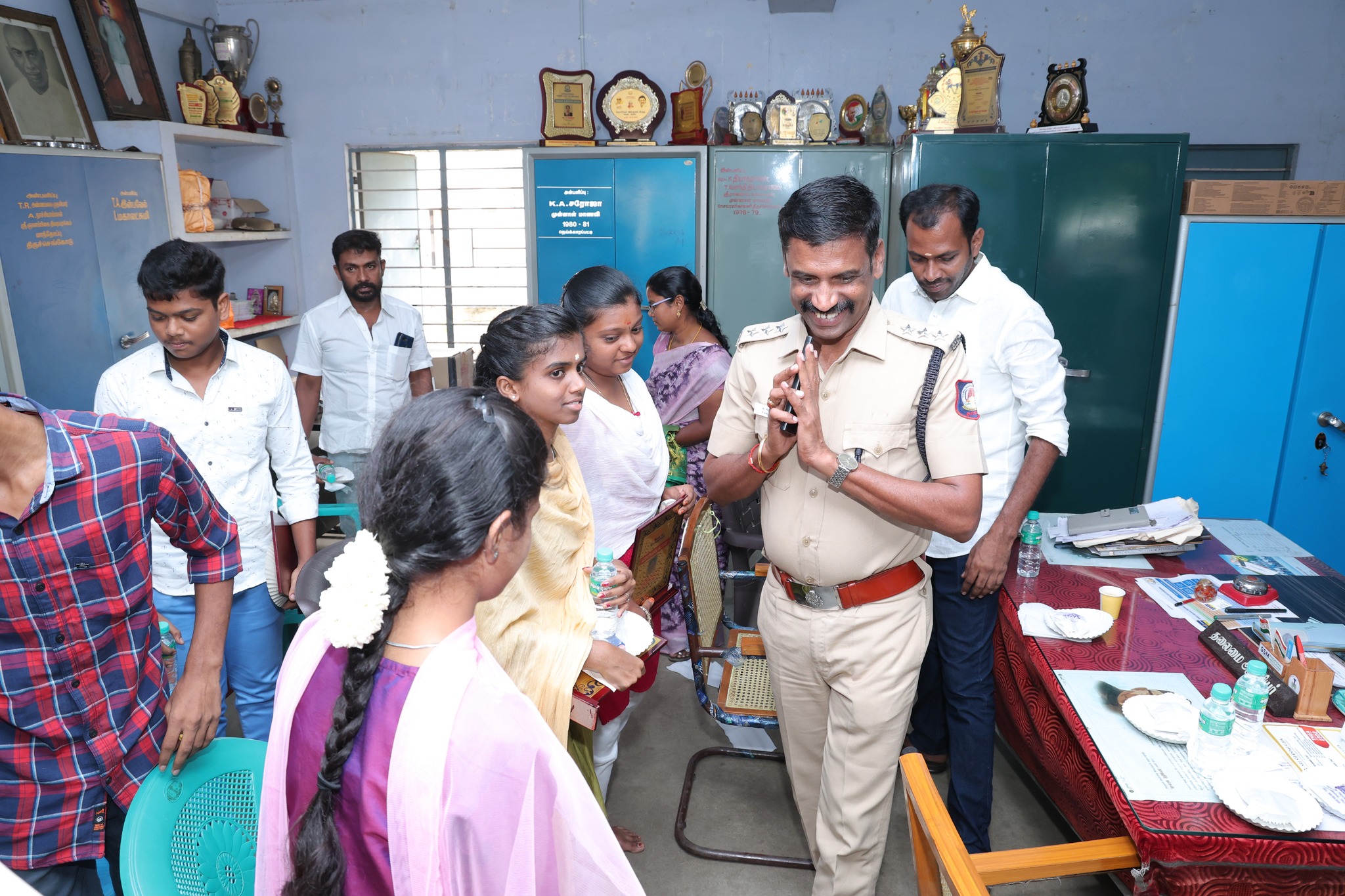 பன்னிரெண்டாம் வகுப்பு பொதுத்தேர்வில் முதல் மூன்று இடங்கள் பிடித்த திருச்செங்கோடு  மாணவர்களை கௌரவிக்கும் விதமாக அவர்களுக்கு விருது  வழங்கப்பட்டது