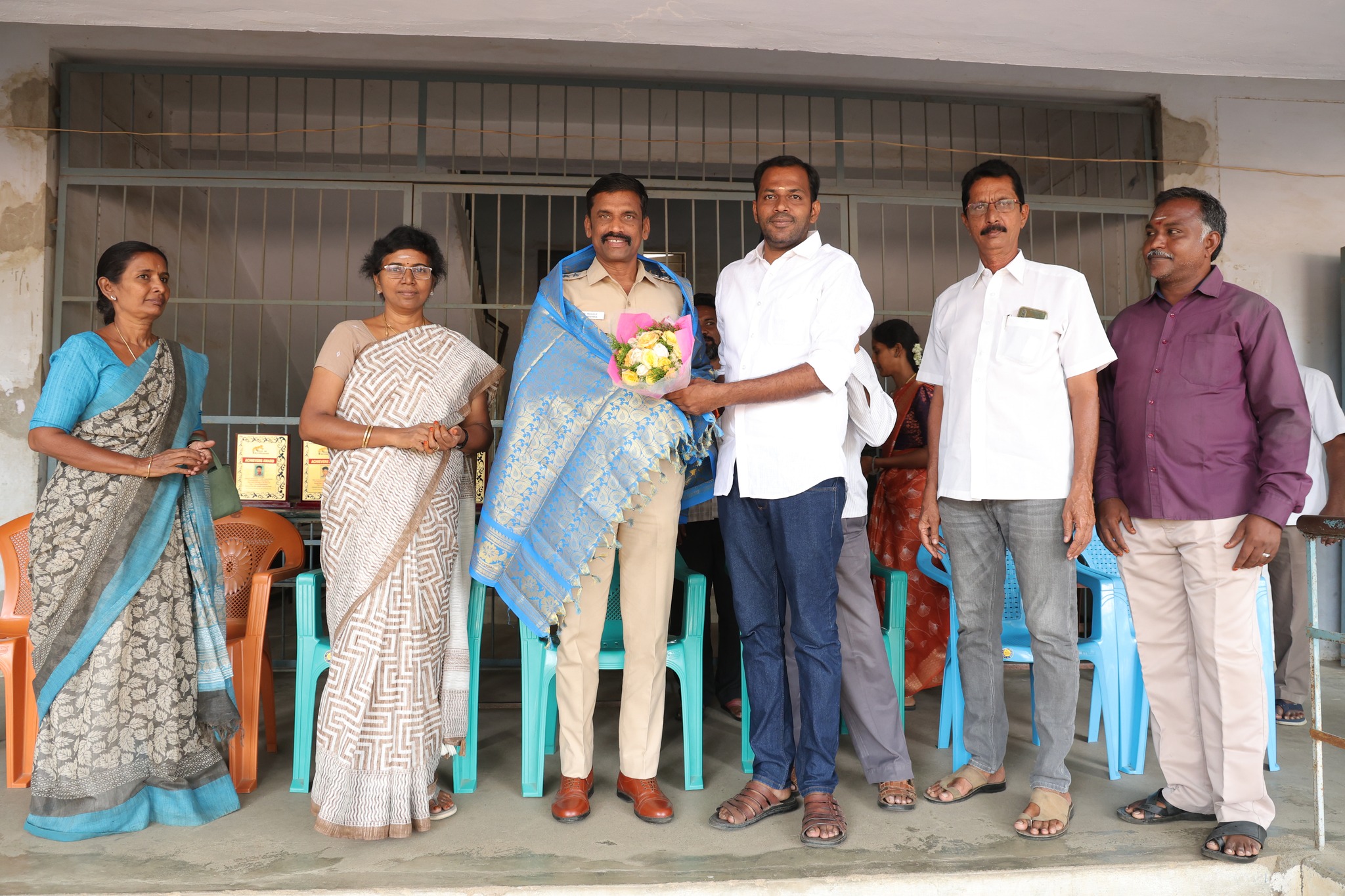 பன்னிரெண்டாம் வகுப்பு பொதுத்தேர்வில் முதல் மூன்று இடங்கள் பிடித்த திருச்செங்கோடு  மாணவர்களை கௌரவிக்கும் விதமாக அவர்களுக்கு விருது  வழங்கப்பட்டது