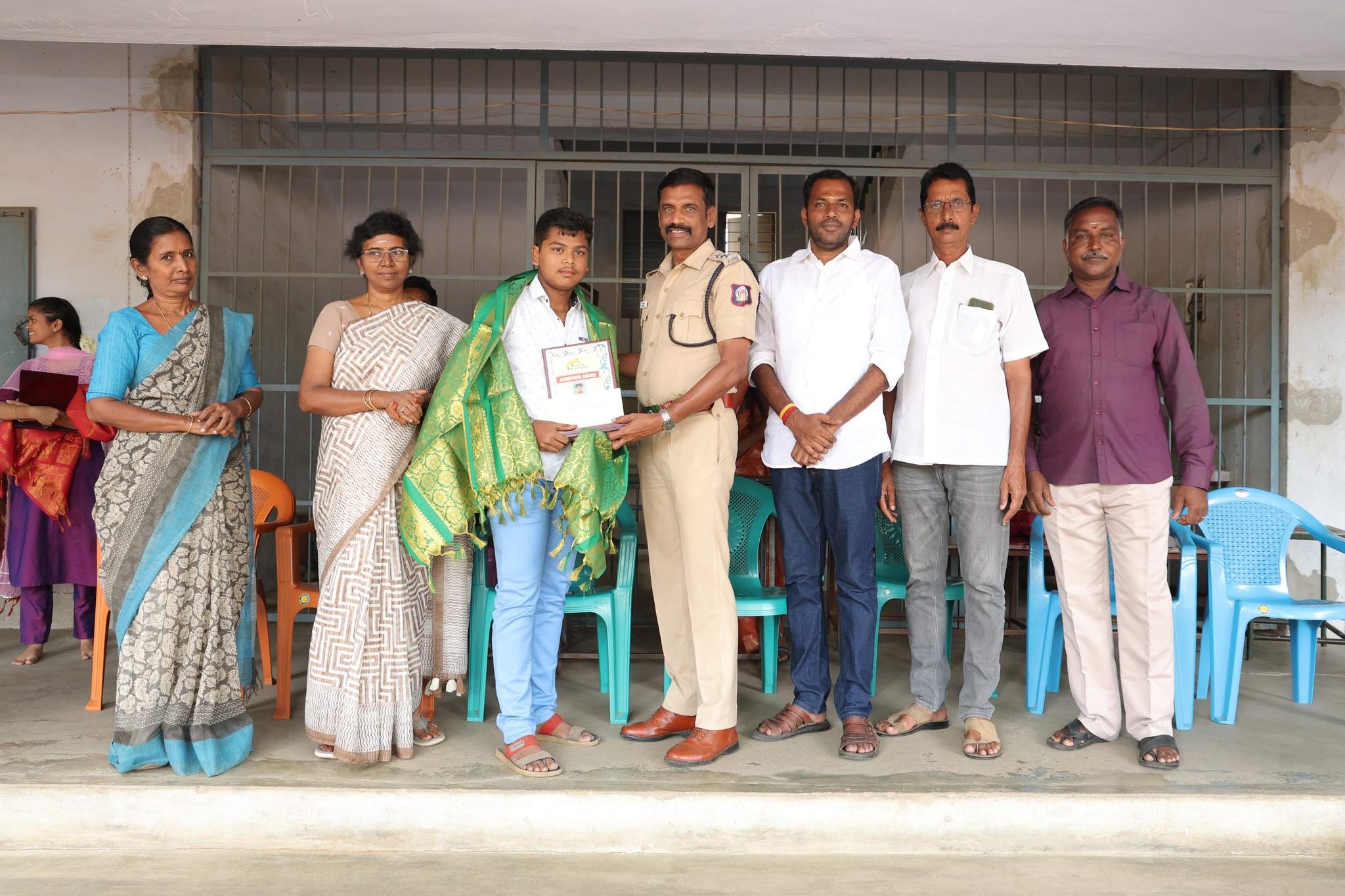 பன்னிரெண்டாம் வகுப்பு பொதுத்தேர்வில் முதல் மூன்று இடங்கள் பிடித்த திருச்செங்கோடு  மாணவர்களை கௌரவிக்கும் விதமாக அவர்களுக்கு விருது  வழங்கப்பட்டது