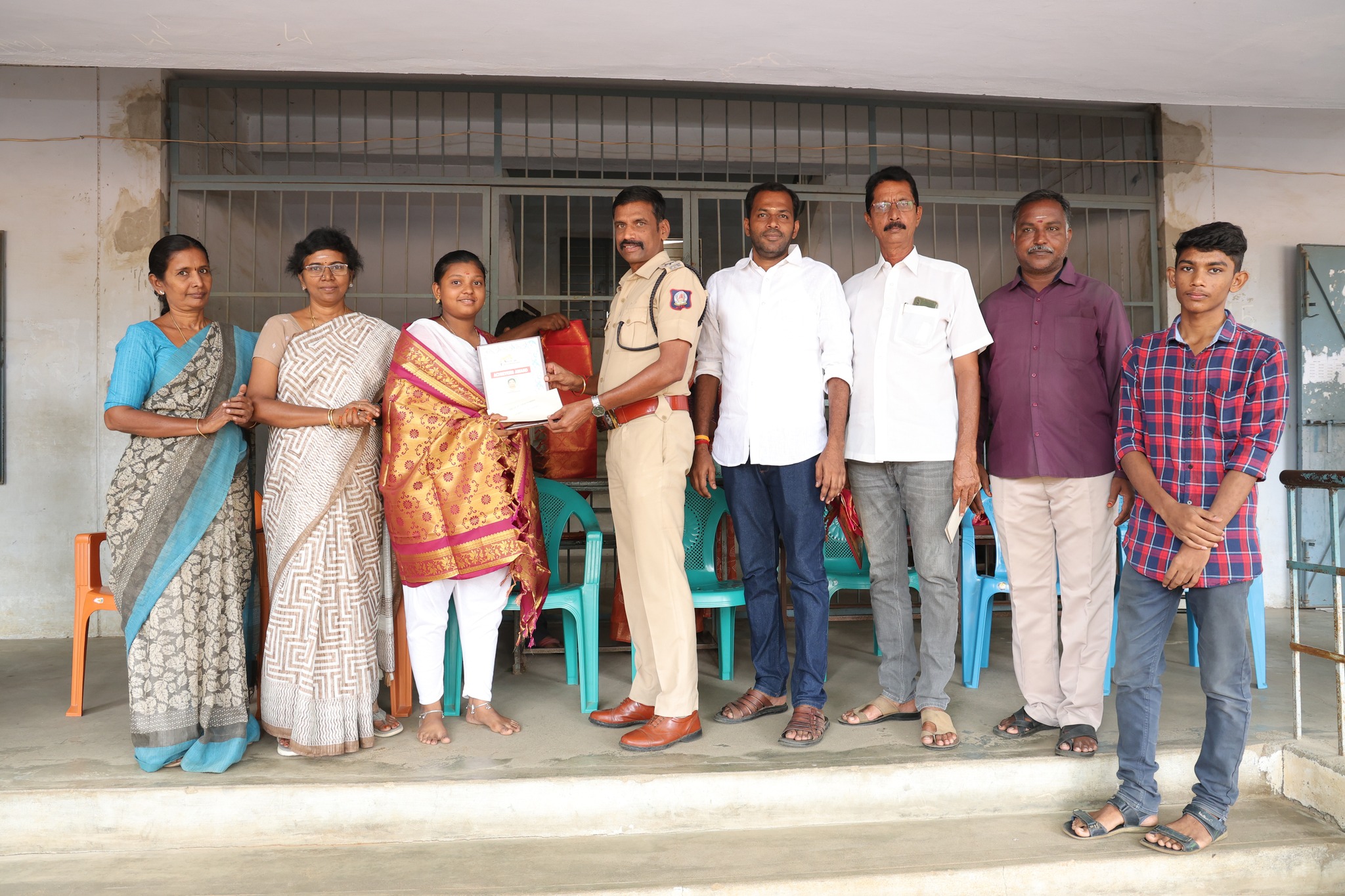 பன்னிரெண்டாம் வகுப்பு பொதுத்தேர்வில் முதல் மூன்று இடங்கள் பிடித்த திருச்செங்கோடு  மாணவர்களை கௌரவிக்கும் விதமாக அவர்களுக்கு விருது  வழங்கப்பட்டது