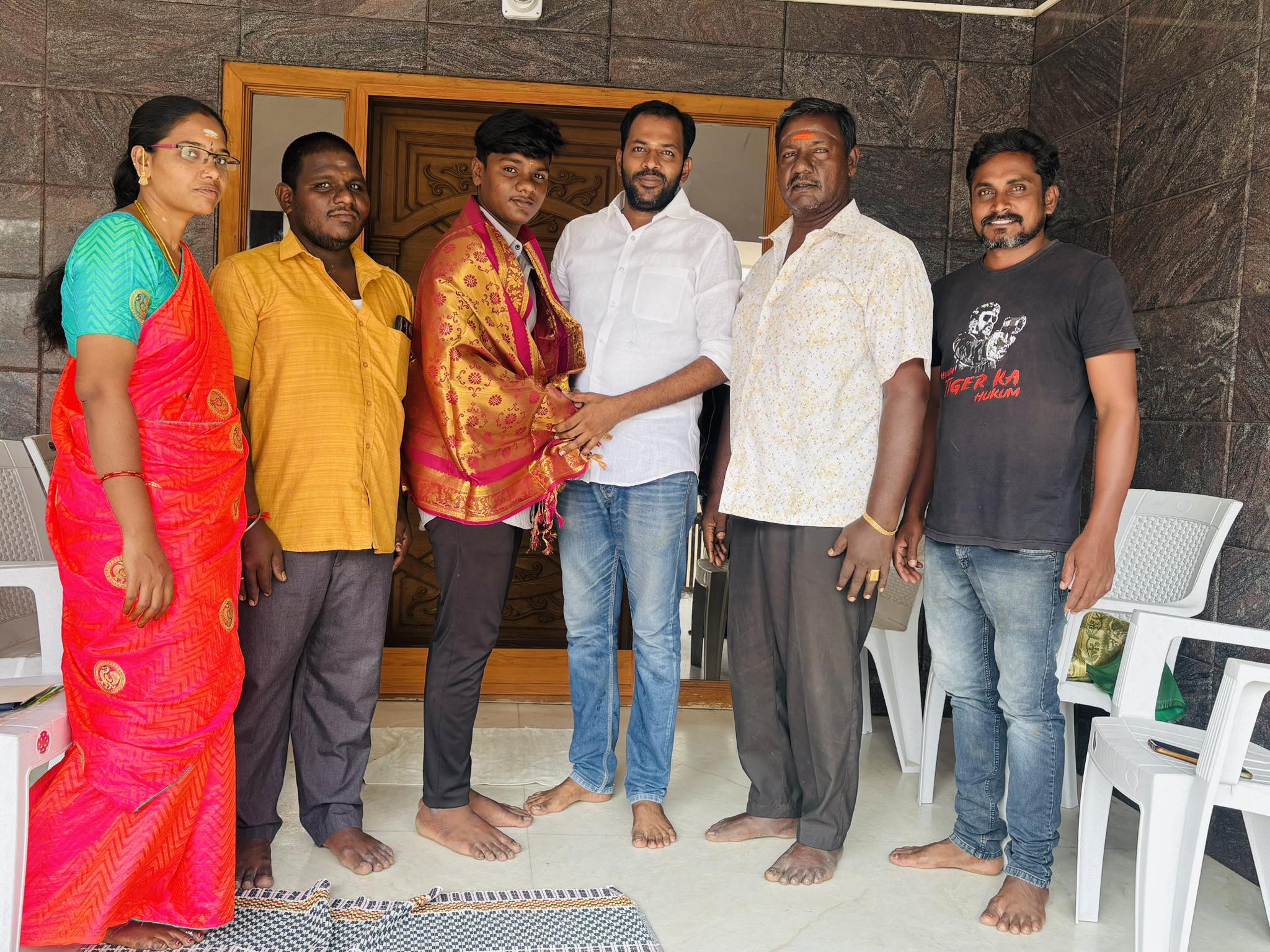 நீட் தேர்வில் அதிக மதிப்பெண் பெற்று  திருச்செங்கோட்டிற்கு பெருமை தேடி தந்த அரசு பள்ளி மாணவர்